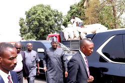 Ortom confronts illegal tax operators extorting traders, truck drivers on Makurdi-Gboko road