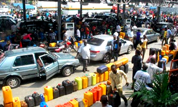 Panic, gridlock as fuel queues return to Lagos