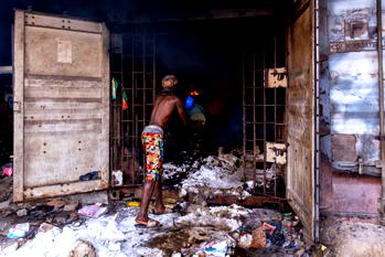 Apongbon: Lagos govt issues 48hrs quit notice to owners of shops under bridges