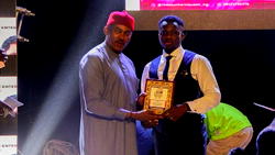 Maduka congratulates Onyedikachi as he bags award