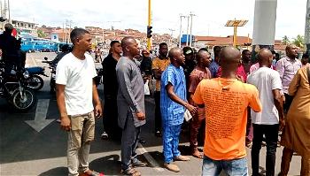 Youths in Osun protesting alleged extra-judicial killing of one Matthew by policemen
