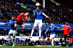 Everton vs Man United: Gordon goal earns vital win for Toffees
