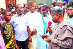 Governor Inuwa visits Tunfure, commiserates with victims of electrocution