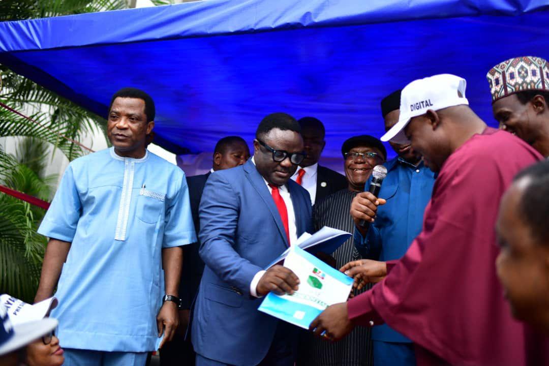 Ayade receives APC presidential forms from groups, pledges to fix Nigeria