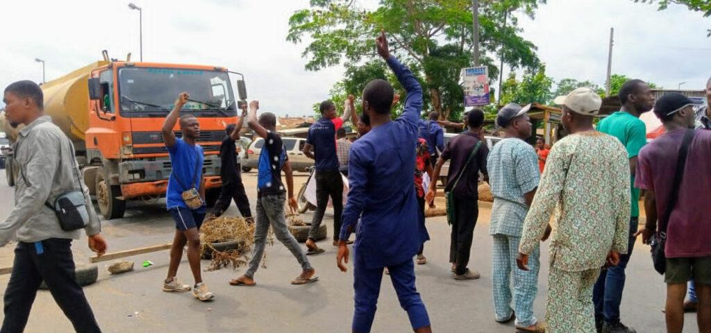 Again, OAU students block Ife-Ibadan Highway over ASUU strike