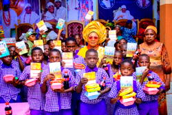 Children’s Day: Olori Janet Afolabi hosts Apomu children, distributes 1000 books