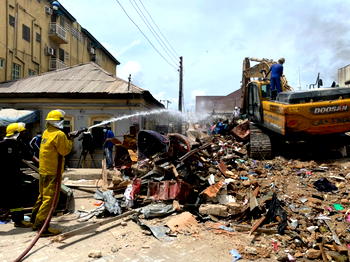 Residents resist moves to demolish distressed building in Lagos