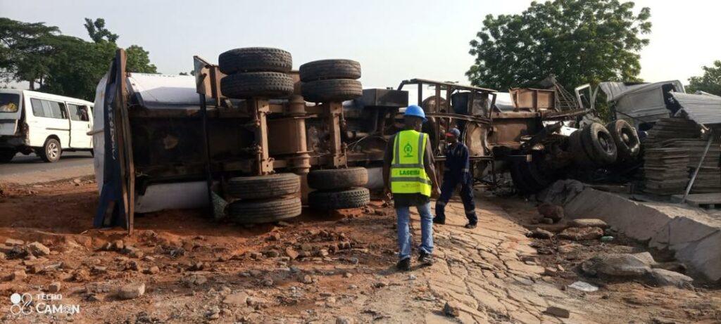People scoop fuel as truck, four vehicles collide in Lagos