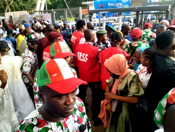 PHOTOS: Panic as dozen of EFCC officers storm PDP convention
