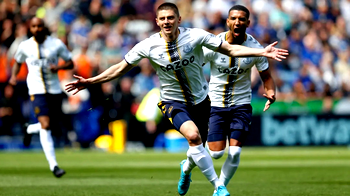 Everton move out of bottom three with win at Leicester