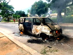 VIDEO: LASTMA officials allegedly burn bus, destroy properties at Obanikoro