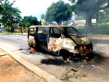 VIDEO: LASTMA officials allegedly burn bus, destroy properties at Obanikoro