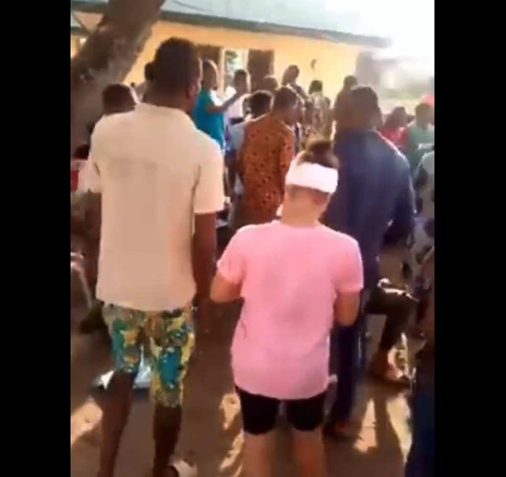 [Videos] Uproar as hoodlums attack Igbo traders who shut down shops to register for PVC in Lagos