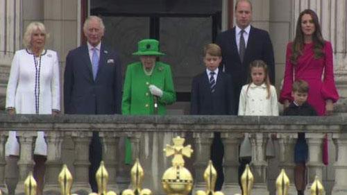 Queen Elizabeth makes surprise appearance on balcony at Platinum Jubilee finale
