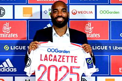Lacazette returns to Lyon on three-year-deal