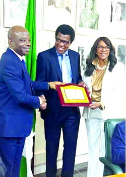 Award photo: Nigerian High Commissioner presents plaque to children of late Ambassador Leslie Harriman