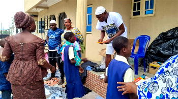 Egbin traditional ruler gifts school children educational materials