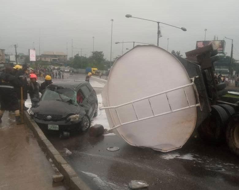 33,000-litre fuel tanker crashes in Lagos