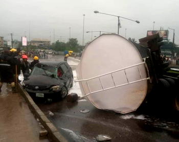 33,000-litre fuel tanker crashes in Lagos