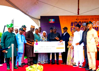 Senator Abiru empowers 1,250 market women with grants worth N62.m