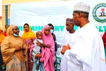 Zulum hands over 81 apartments, N79m to 81 medical doctors 