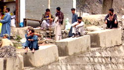 Pakistan flood victims throw note pleading for help