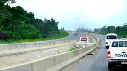 Motorists, passengers attack armed robbers with stones on Lagos-Ibadan Expressway