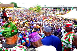 2023: Over 10,000 APC loyalists defect to PDP in Ogun