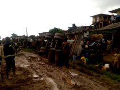Residents ignore explosion threat, Police, scoop from fallen tanker in Ibadan