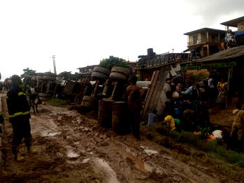 Residents ignore explosion threat, Police, scoop from fallen tanker in Ibadan