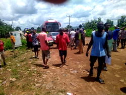 Commuters stranded as angry Benue youths protest state of Makurdi-Aliade Federal Highway, barricade road