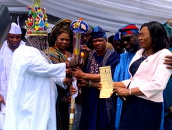 Sanwo-Olu presents staff of office to Ogudu Oshadi of Ogombo kingdom