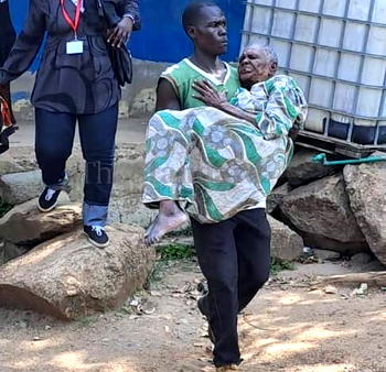 Accolades as man carries elderly woman to vote in Kenya