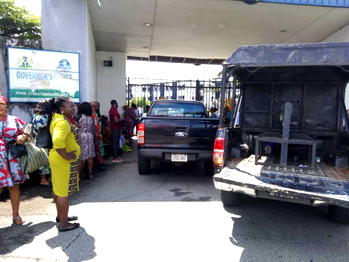 Ayade locks out Civil servants from government house over  lateness