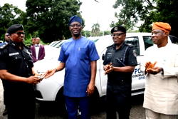 Again, Makinde gifts operational vehicles to Nigeria Police Force 