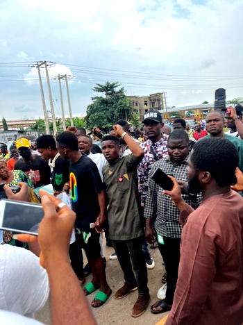 Protesting students barricade Lagos-Ibadan Expressway over ASUU strike