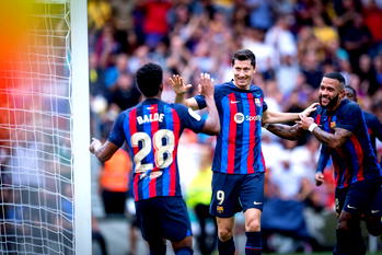 Lewandowski on target twice as Barca cruise past 10-man Elche