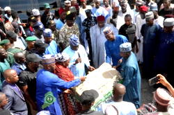 Borno Govt presents relief materials to thousands of flood disaster victims in Dikwa&nbsp;