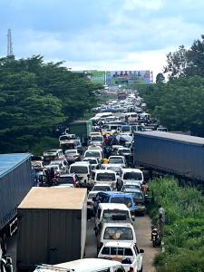 Strike: Students block Ibadan-Ile-Ife Highway, motorists, commuters stranded