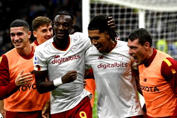 Smalling header gives Roma victory over Inter