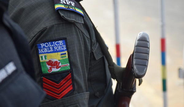 Mob beats Policeman for pursuing, harassing suspected ‘yahoo boys’