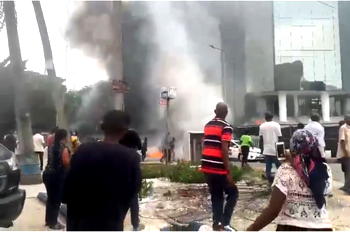 [Video]: Many injured as fire guts building, vehicle in Lagos