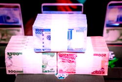 [Photos] Buhari unveils new Naira notes