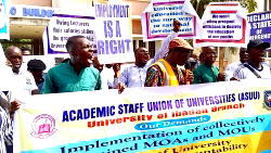 [Photo/Video] ASUU protests in UI, UNILORIN over alleged ‘victimization’ of members