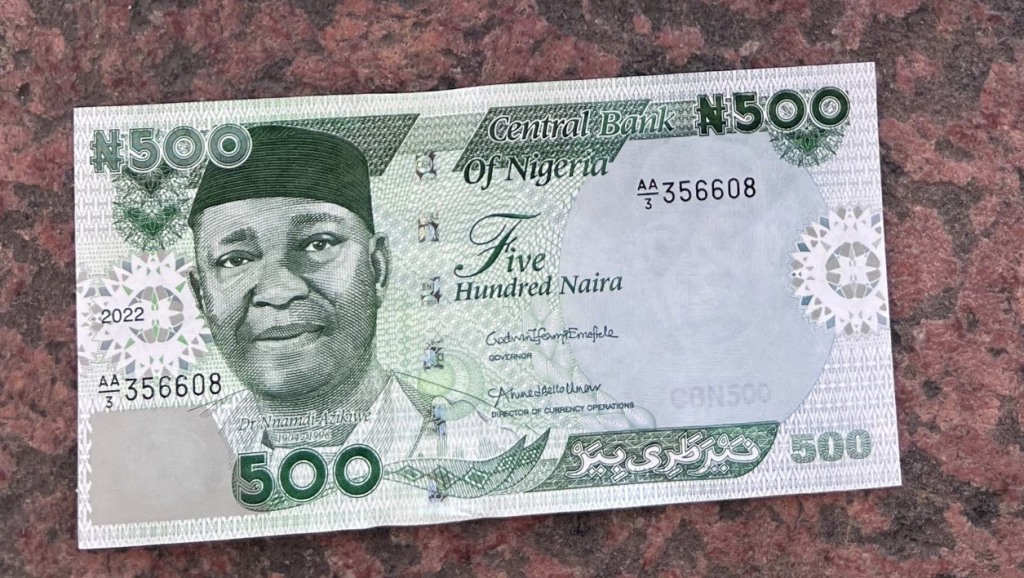 [Photos] Buhari unveils new naira notes Gistcore media