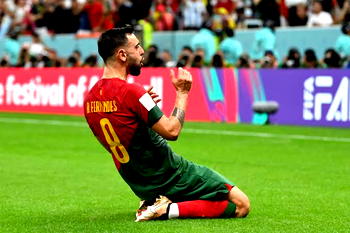 Fernandes brace sends Portugal into Last 16