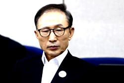 <strong>South Korea pardons jailed ex-president Lee</strong>