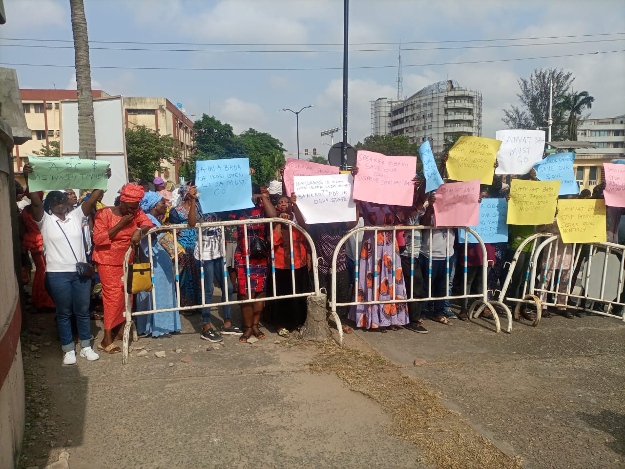 Some aggrieved women on Monday protested half naked in front of the United  States Embassy in Abuja over the outcome of the 2023 presidential election.