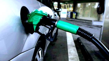 Dangote Refinery slashes petrol price by 4.5% to N840 per litre