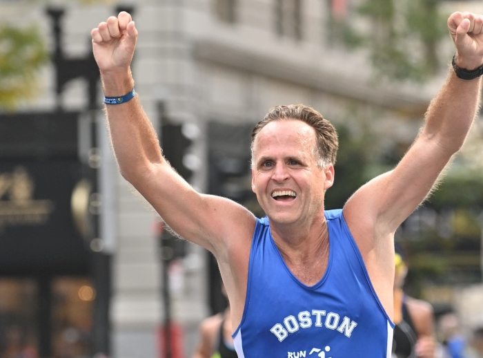 Peteru comedian: Phil Decker runner raises money for colon cancer awareness